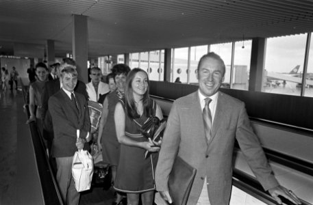 Aankomst astronaut James Lovell (USA) met echtgenote en 2 kinderen op Schiphol, Bestanddeelnr 922-7246