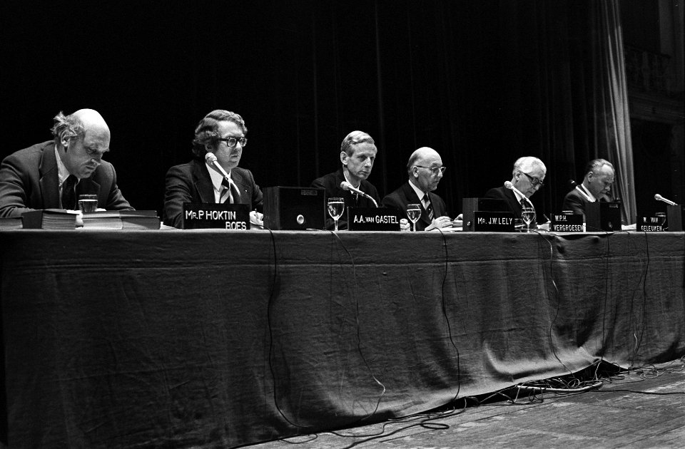 Aandeelhoudersvergadering EMS in Kurhaus W P H Vergroesen (l) en W van Gele, Bestanddeelnr 927-6680