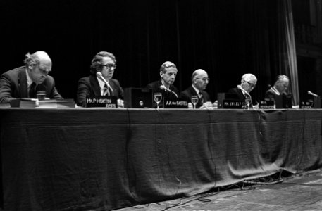 Aandeelhoudersvergadering EMS in Kurhaus W P H Vergroesen (l) en W van Gele, Bestanddeelnr 927-6680