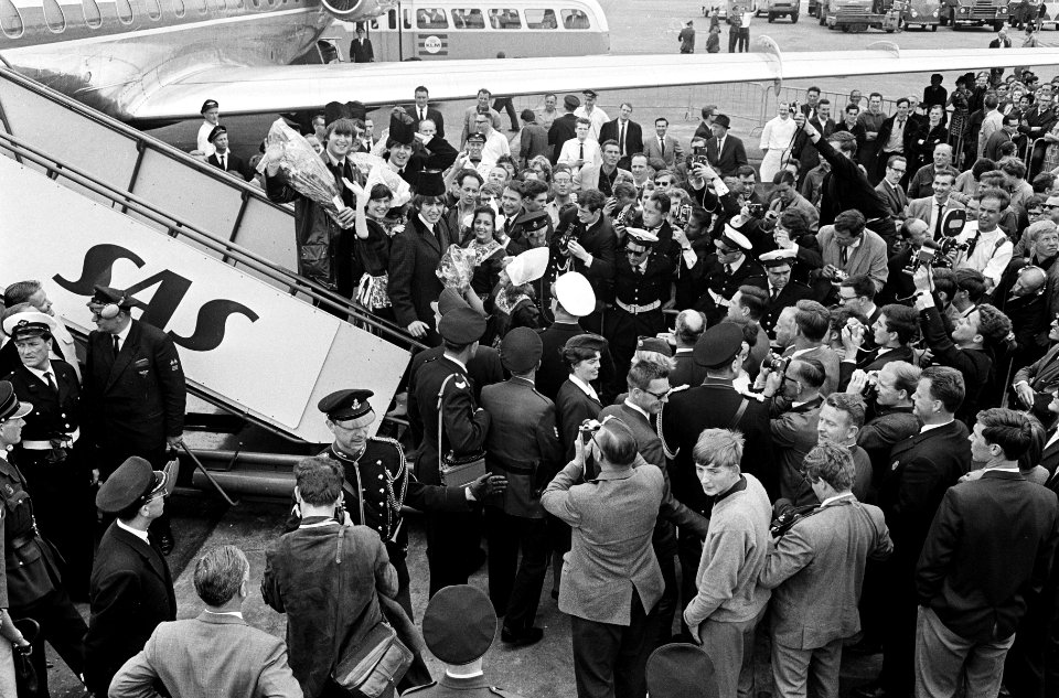 Aankomst Beatles op Schiphol, omringd door politiemensen gaan de Beatles naar de, Bestanddeelnr 916-5128