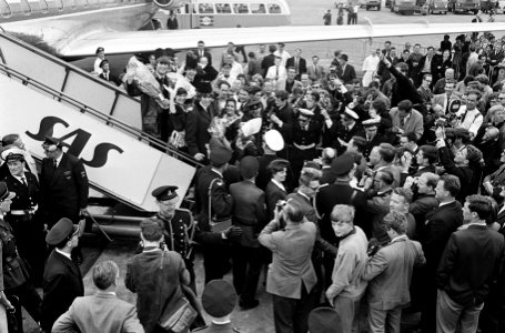 Aankomst Beatles op Schiphol, omringd door politiemensen gaan de Beatles naar de, Bestanddeelnr 916-5128