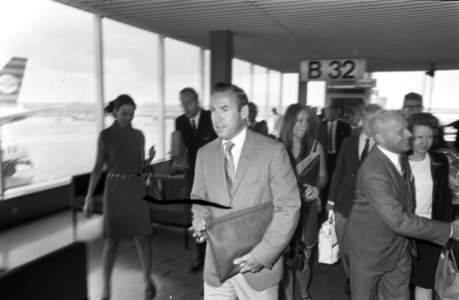 Aankomst astronaut James Lovell (USA) met echtgenote en 2 kinderen op Schiphol (, Bestanddeelnr 934-6524