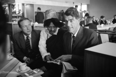 Aankomst bekende Engelse bergbeklimmer Edmund Hillary op doorreis naar Londen, t, Bestanddeelnr 911-9210