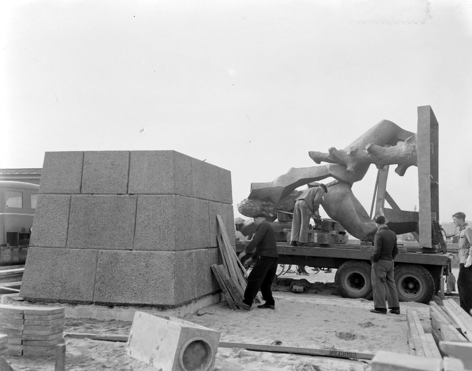 Aankomst beeld van Zadkine in Rotterdam, Bestanddeelnr 905-7061
