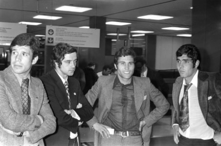 Aankomst Benfica op Schiphol, vlnr Toni, Baptista, Ge Umberto, Bestanddeelnr 925-5027