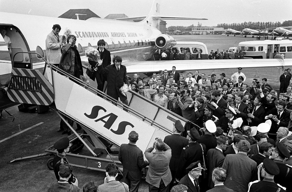 Aankomst Beatles op Schiphol, de Beatles op de vliegtuigtrap met aan hun voeten , Bestanddeelnr 916-5123