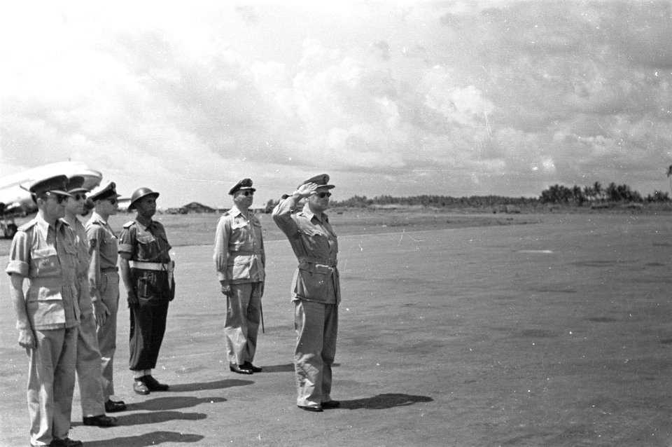 Aankomst Batavia Generaal Kruls brengt militaire groet op vliegveld Kemajora…, Bestanddeelnr 4359