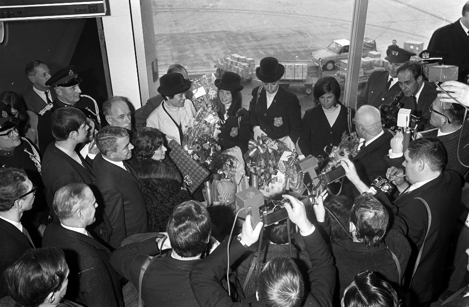 Aankomst dames schaatsploeg op Schiphol, na aankomst werd de meisje omringd door, Bestanddeelnr 921-0920