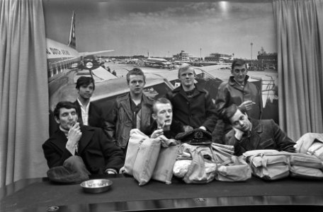 Aankomst bemanning van het schip Lucy op Schiphol, Bestanddeelnr 920-0829 photo