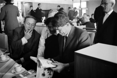 Aankomst bekende Engelse bergbeklimmer Edmund Hillary op doorreis naar Londen, t, Bestanddeelnr 911-9213