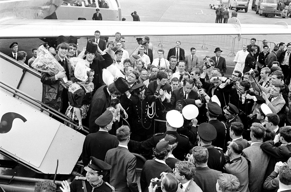 Aankomst Beatles op Schiphol, omringd door politiemensen gaan de Beatles naar de, Bestanddeelnr 916-5125