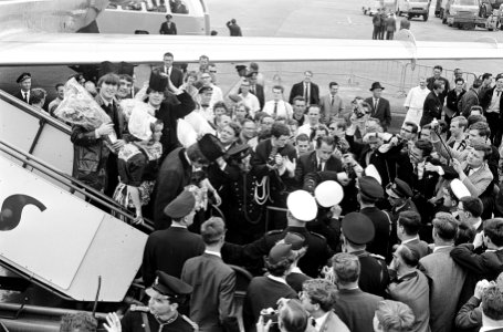 Aankomst Beatles op Schiphol, omringd door politiemensen gaan de Beatles naar de, Bestanddeelnr 916-5125