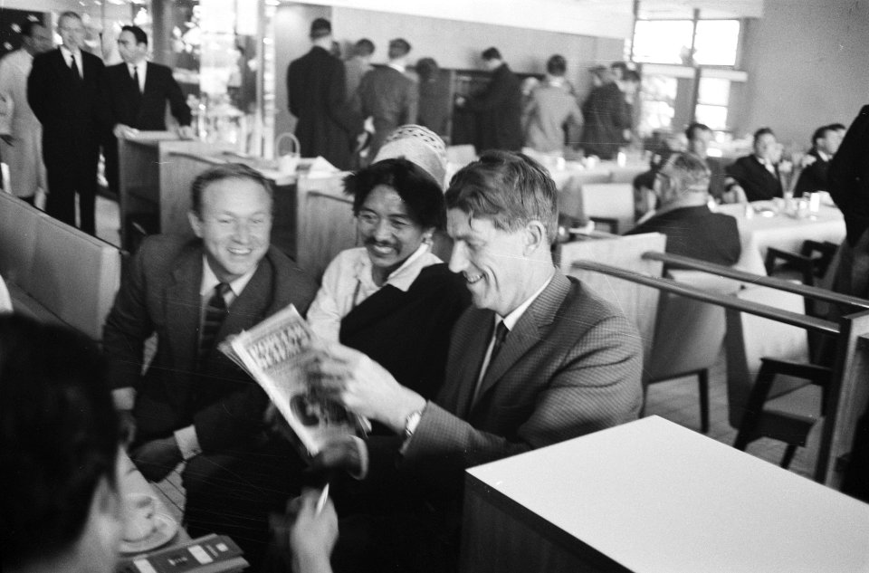 Aankomst bekende Engelse bergbeklimmer Edmund Hillary op doorreis naar Londen, t, Bestanddeelnr 911-9212