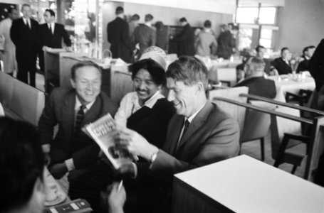Aankomst bekende Engelse bergbeklimmer Edmund Hillary op doorreis naar Londen, t, Bestanddeelnr 911-9212