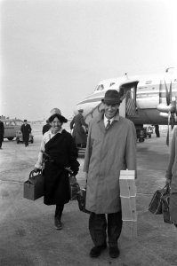 Aankomst bekende Engelse bergbeklimmer Edmund Hillary op doorreis naar Londen, t, Bestanddeelnr 911-9211