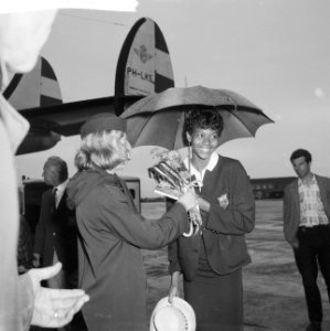 Aankomst Amerikaanse Olympische atleten op Schiphol, W Rudolph krijgt op het pl, Bestanddeelnr 911-6069