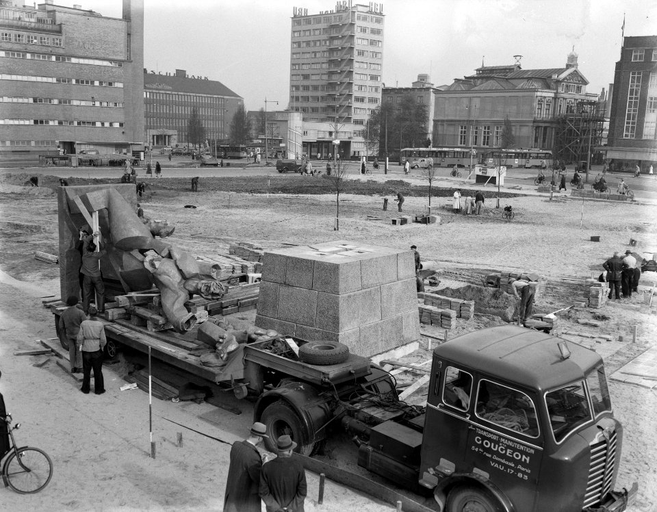 Aankomst beeld van Zadkine in Rotterdam, Bestanddeelnr 905-7062