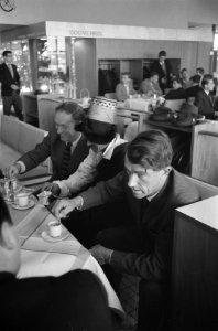 Aankomst bekende Engelse bergbeklimmer Edmund Hillary op doorreis naar Londen, t, Bestanddeelnr 911-9209