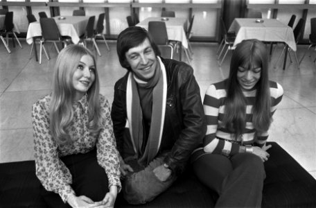 Aankomst artiesten op Schiphol. Vlnr Mary Hopkin (Engeland), Henry Des (Zwitse…, Bestanddeelnr 923-3641