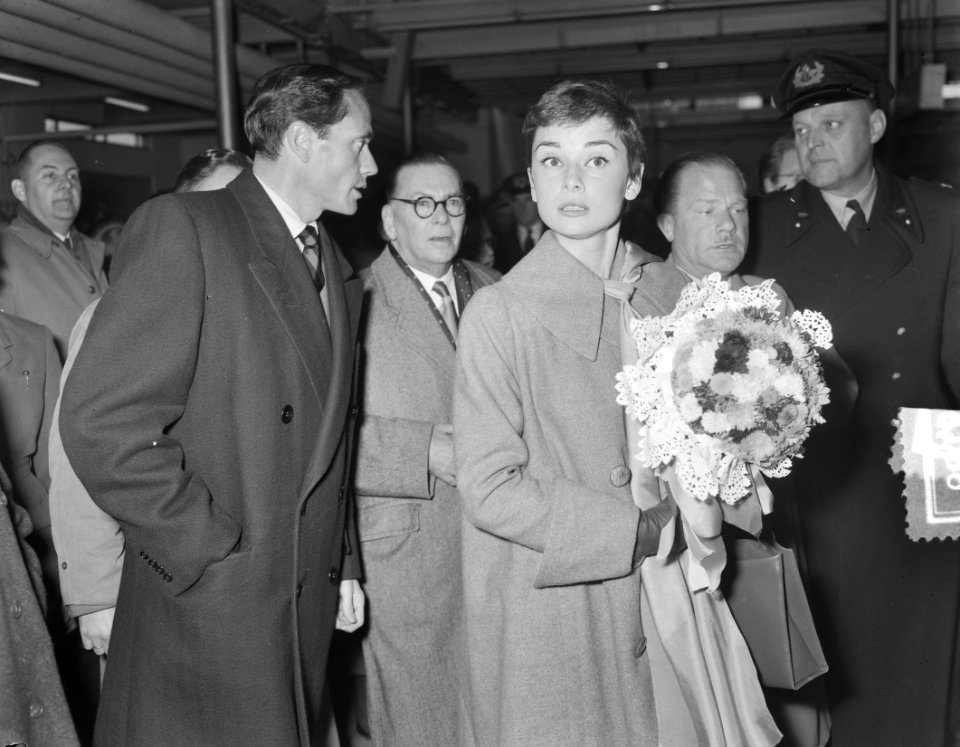 Aankomst Audrey Hepburn met echtgenoot Mel Ferrer op Schiphol, Bestanddeelnr 906-8156