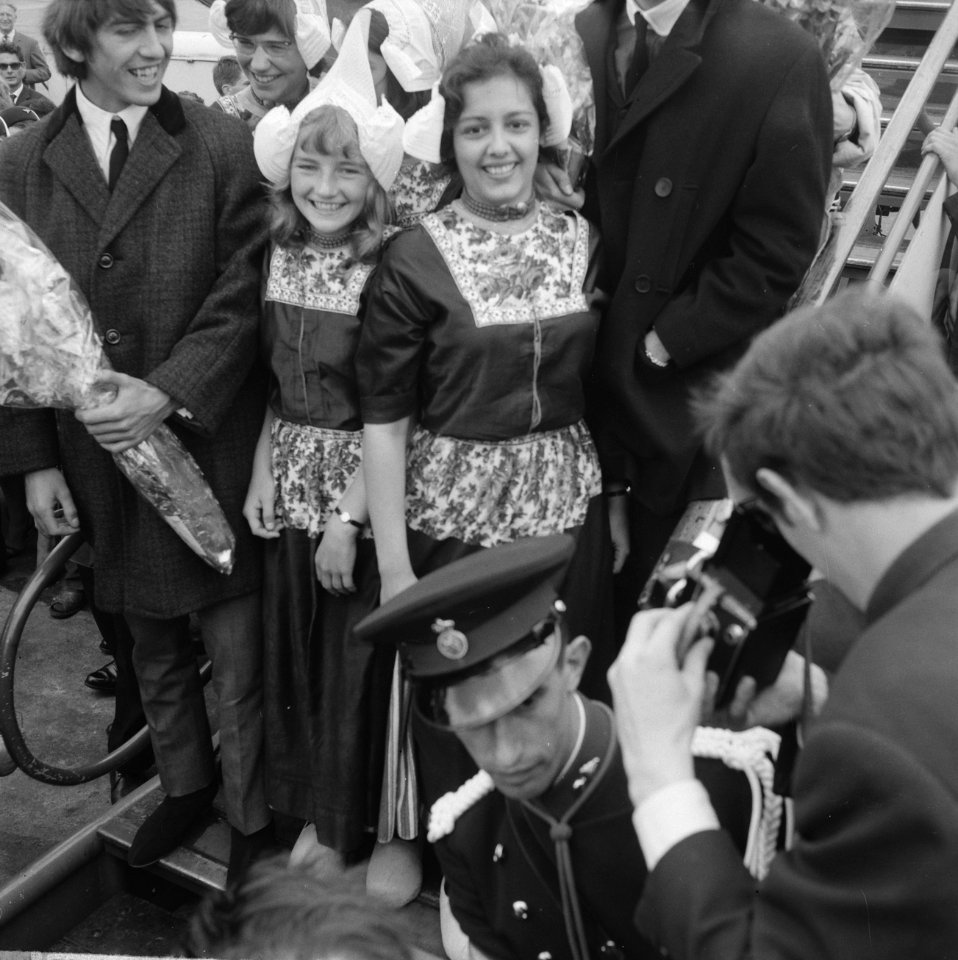 Aankomst Beatles op Schiphol, de Beatles met Voldendammer mutsen op, Bestanddeelnr 916-5121