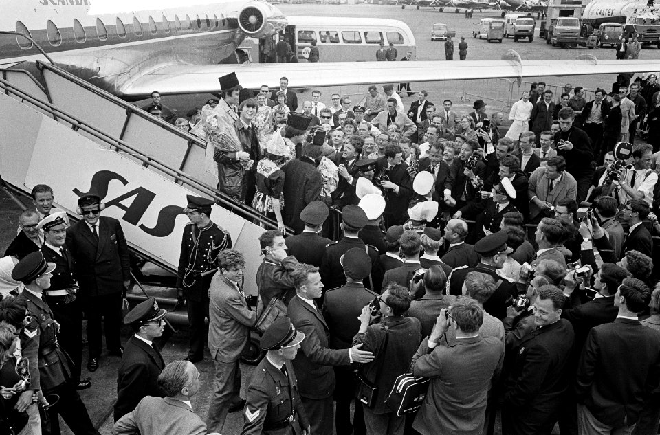 Aankomst Beatles op Schiphol, omringd door politiemensen gaan de Beatles naar de, Bestanddeelnr 916-5127