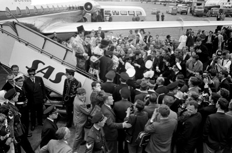 Aankomst Beatles op Schiphol, omringd door politiemensen gaan de Beatles naar de, Bestanddeelnr 916-5127