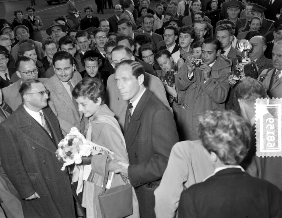 Aankomst Audrey Hepburn met echtgenoot Mel Ferrer op Schiphol, Bestanddeelnr 906-8159