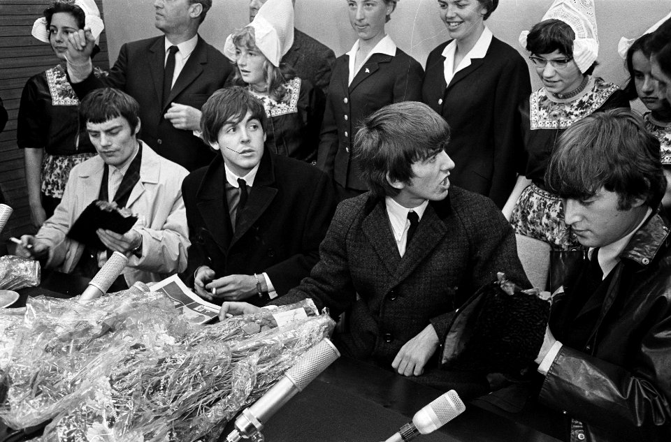 Aankomst Beatles op Schiphol, de Beatles tijdens persconferentie. Vlnr Jimmy Nic, Bestanddeelnr 916-5130