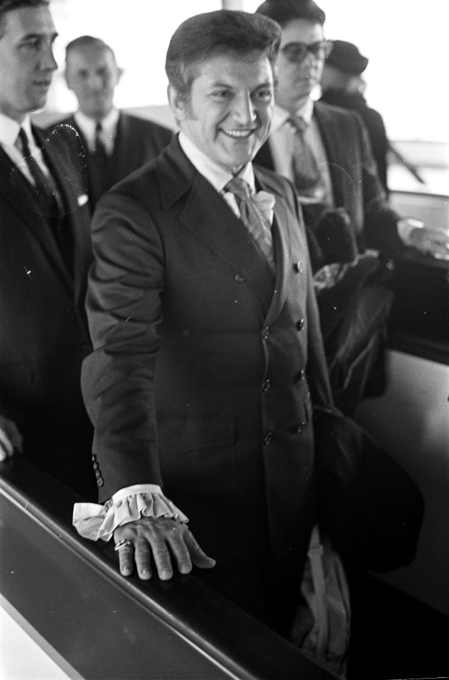 Aankomst Amerikaanse pianist Liberace op Schiphol, Bestanddeelnr 921-2376