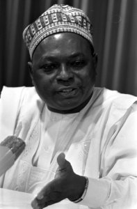 Aankomst ambassadeur Nigeria I. J. D. Durlong op Schiphol, Bestanddeelnr 921-5137