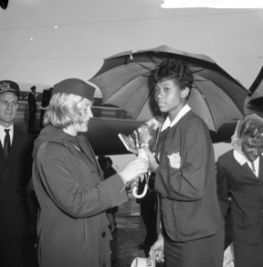 Aankomst Amerikaanse Olympische atleten op Schiphol, W Rudolph krijgt op het pl, Bestanddeelnr 911-6070