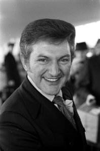 Aankomst Amerikaanse pianist Liberace op Schiphol, Bestanddeelnr 921-2379