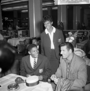 Aankomst Amerikaanse Olympische atleten op Schiphol, vlnr Otis Davis , Wilma, Bestanddeelnr 911-6067
