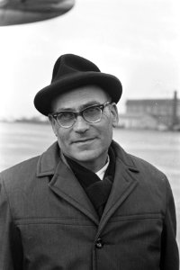 Aankomst Benjamin J. van Esso (kop) op Schiphol (ontvangst Albert Schweitzerprij, Bestanddeelnr 919-9789