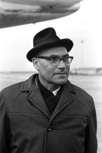 Aankomst Benjamin J. van Esso (kop) op Schiphol (ontvangst Albert Schweitzerprij, Bestanddeelnr 919-9790