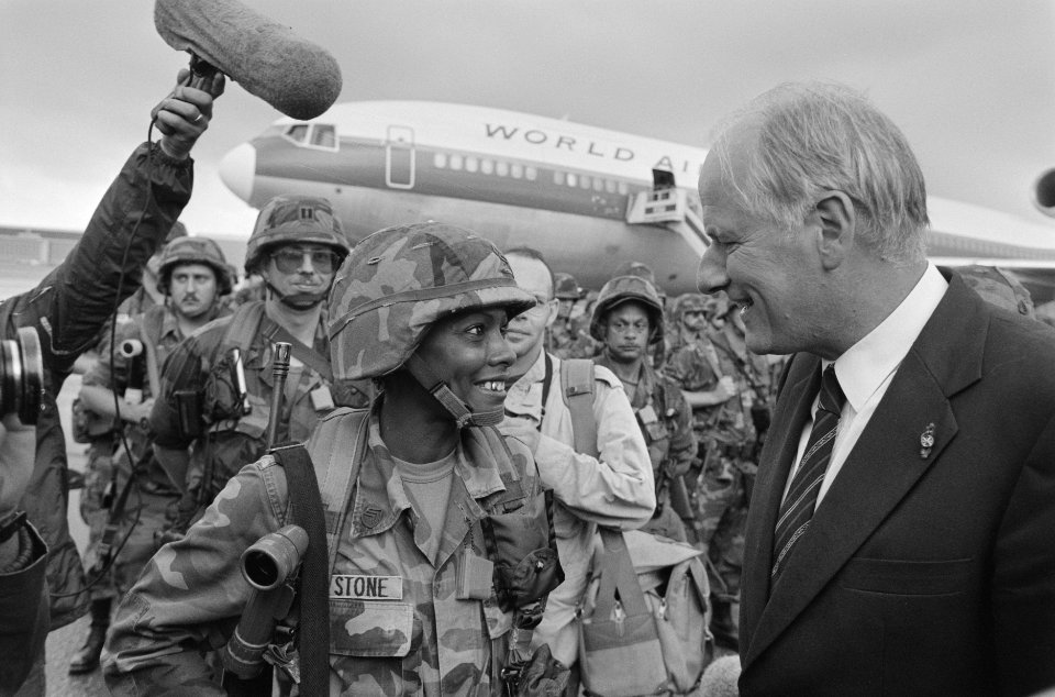 Aankomst Amerikaanse militairen i.v.m. oefening Reforger op Schiphol minister V, Bestanddeelnr 934-0596