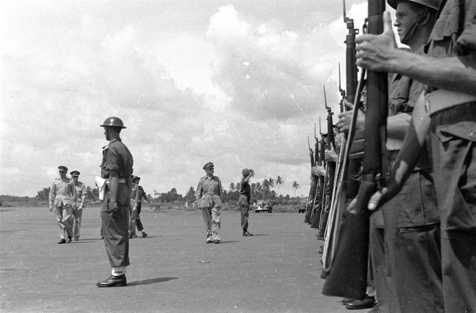 Aankomst Batavia generaal Kruls inspecteert de erewacht op vliegveld Kemajora, Bestanddeelnr 4343