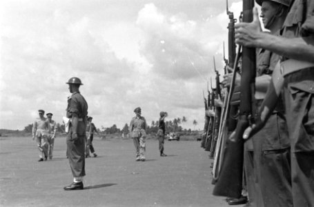 Aankomst Batavia generaal Kruls inspecteert de erewacht op vliegveld Kemajora, Bestanddeelnr 4343
