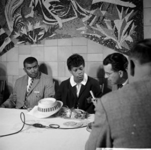 Aankomst Amerikaanse Olympische atleten op Schiphol, Wilma Rudolph tijdens tv-in, Bestanddeelnr 911-6066