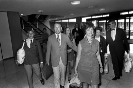 Aankomst astronaut James Lovell (USA) met echtgenote en 2 kinderen op Schiphol, Bestanddeelnr 922-7248