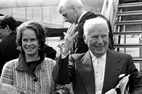 Aankomst Charlie Chaplin en echtgenote Oona O'Neill, Bestanddeelnr 917-8946