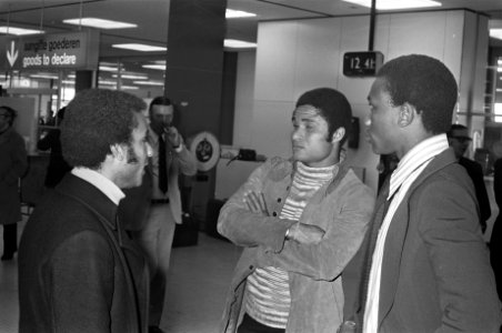 Aankomst Benfica op Schiphol, Vlnr Zeca, Eusebio en Messias, Bestanddeelnr 925-5026