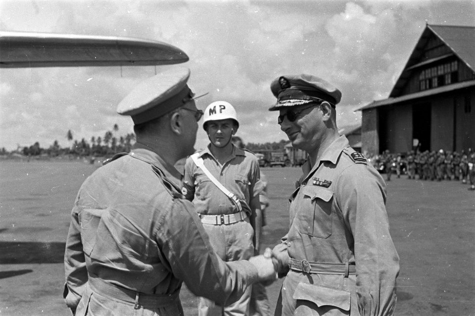 Aankomst Batavia Generaal Kruls schudt de hand van legercommandant generaal S, Bestanddeelnr 4358