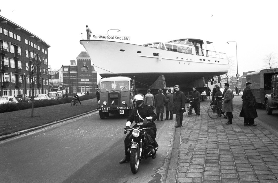 Aankomst Caraville ( 45 ton wegend dieselmotorjacht) b RAI voor HISWA, Bestanddeelnr 913-6219
