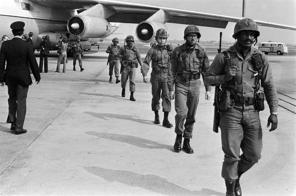 Aankomst Amerikaanse militairen op Schiphol in verband met NATO oefening Refolg, Bestanddeelnr 929-8896