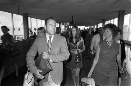 Aankomst astronaut James Lovell (USA) met echtgenote en 2 kinderen op Schiphol, Bestanddeelnr 922-7245