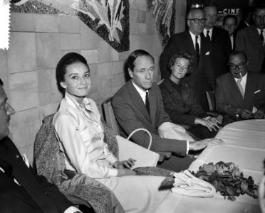 Aankomst Audrey Hepburn en Mell Ferrer op Schiphol, Bestanddeelnr 910-7161 photo