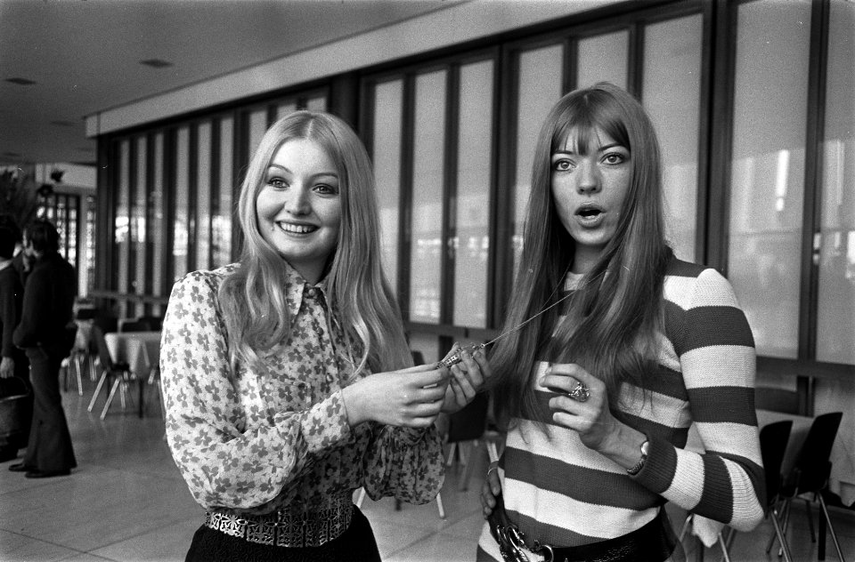 Aankomst artiesten op Schiphol Mary Hopkin (Engeland) en Katja Ebstein (Duitsl…, Bestanddeelnr 923-3635