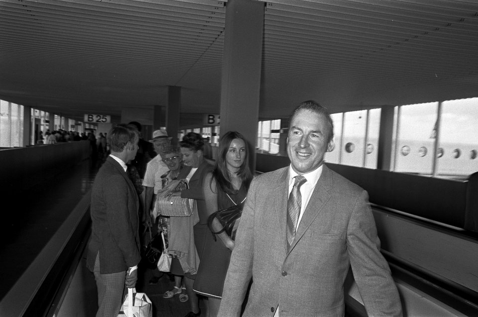Aankomst astronaut James Lovell (USA) met echtgenote en 2 kinderen op Schiphol, Bestanddeelnr 922-7247